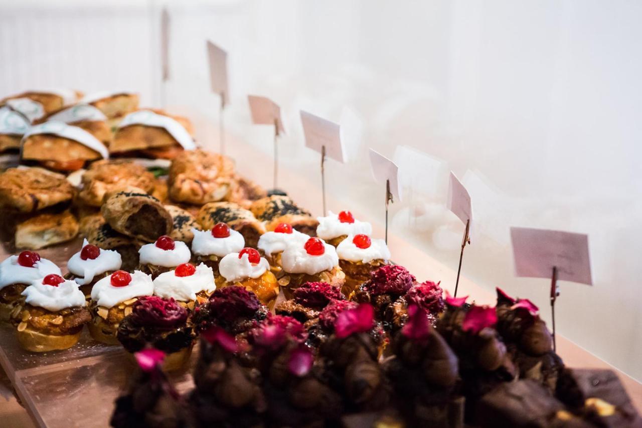 Bed and Breakfast Whitehouse Рай Екстер'єр фото A selection of Italian pastries